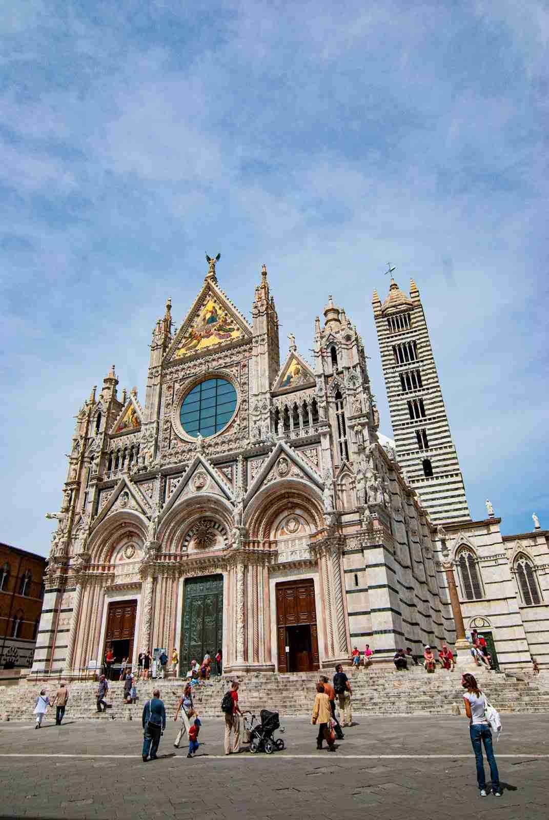 Fachada de la catedral de Siena en un día soleado