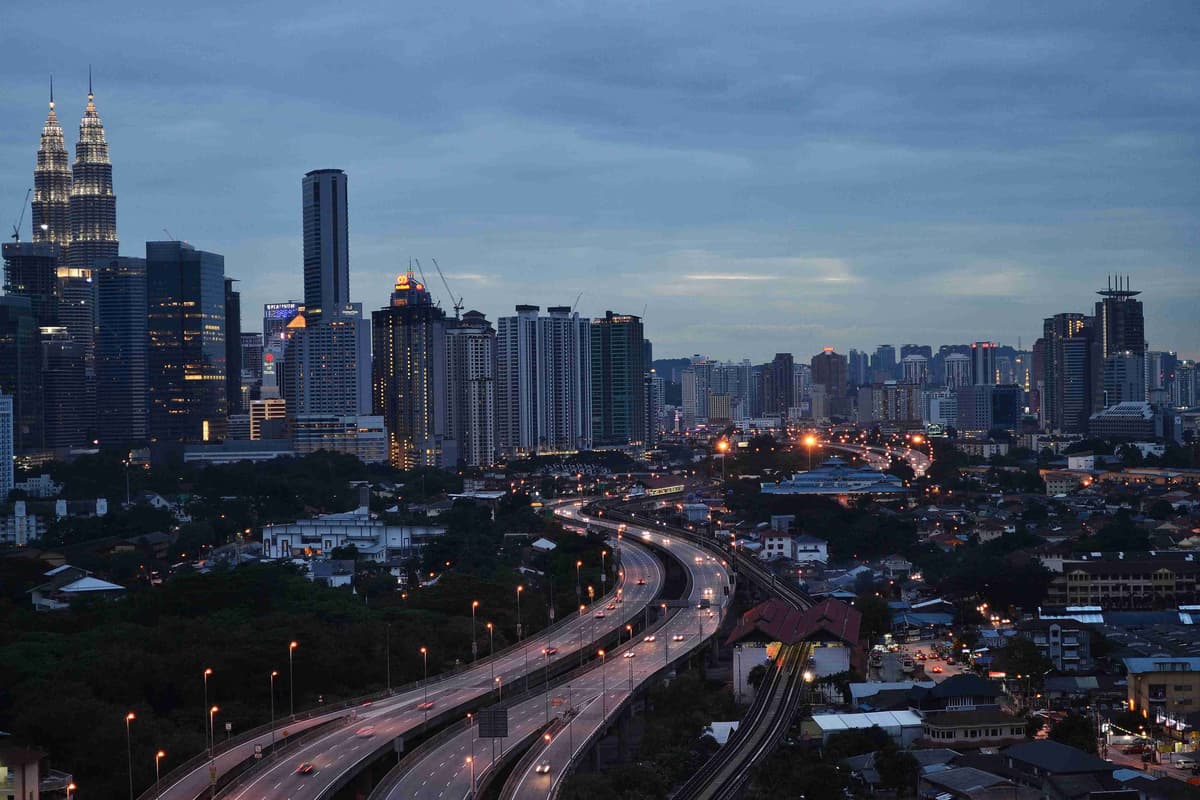 Pohled na AKLEH Elevated dálnici a Petronas Twin Towers