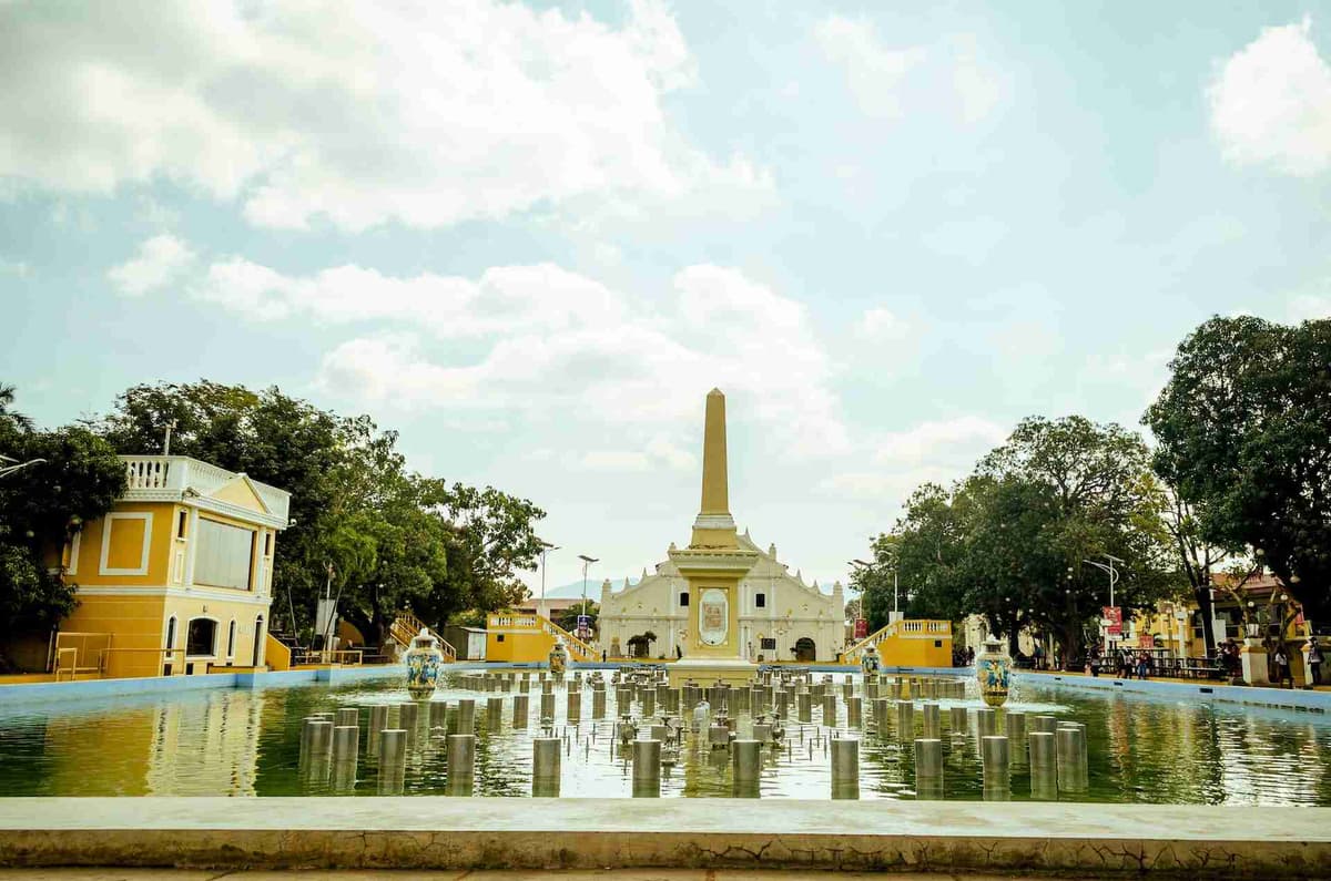 Zgodovinski trg Plaza Salcedo in obelisk v Viganu, Ilocos Sur.