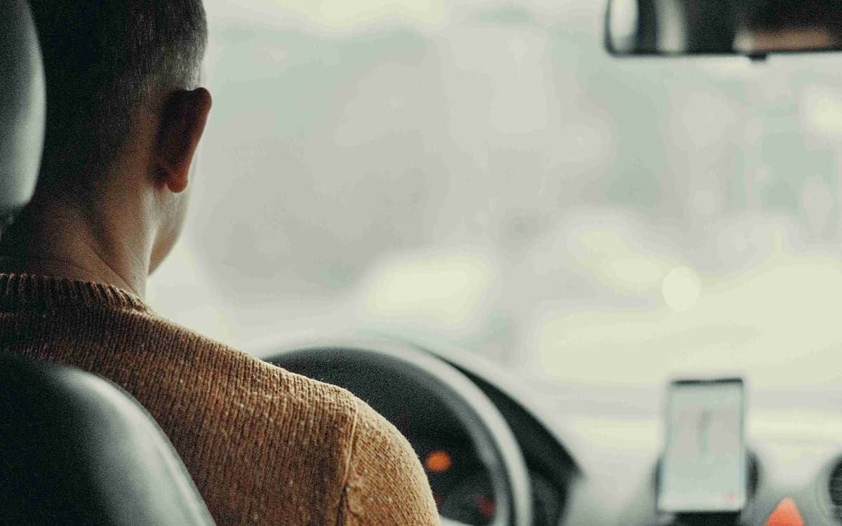 Conducteur naviguant avec le GPS dans la voiture