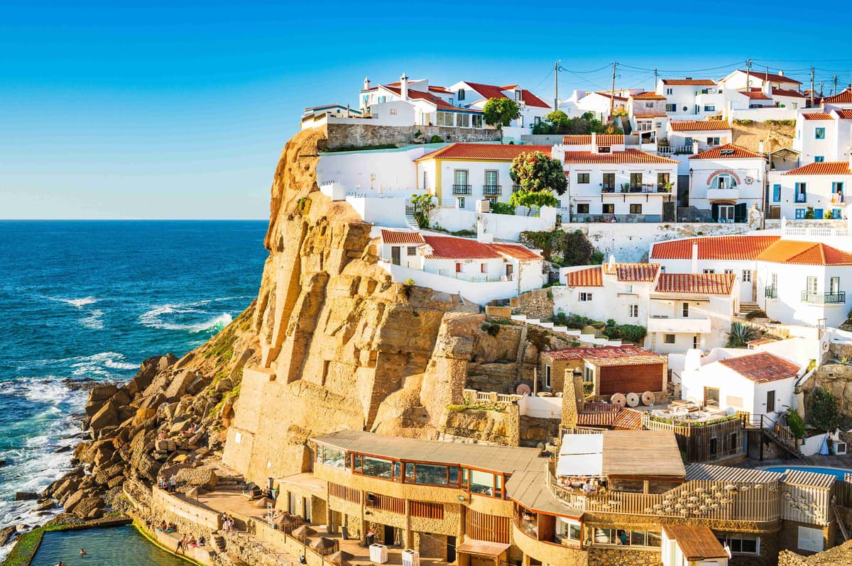 Pueblo costero sobre acantilados con vistas al mar en Portugal.