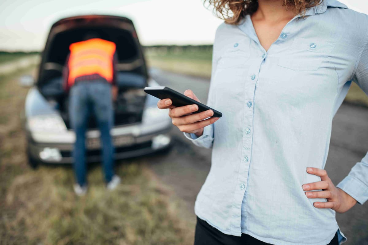 woman-calls-to-service-man-repair-broken-car