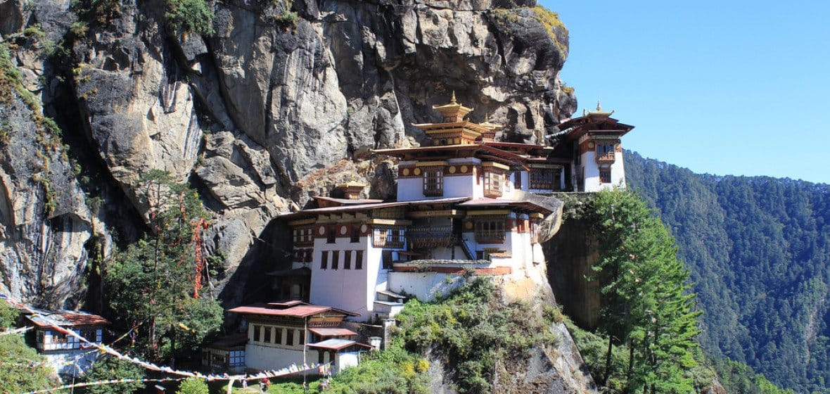 不丹位于喜马拉雅山脉的南部边界，是一个内陆国家，拥有世界上最大的碳汇。不丹约有70％的土地被森林覆盖，不丹人一直在努力保持这种状态。环境保护是不丹的一种生活方式，这就是为什么不丹人被认为是世界上最幸福的人之一的原因之一！
