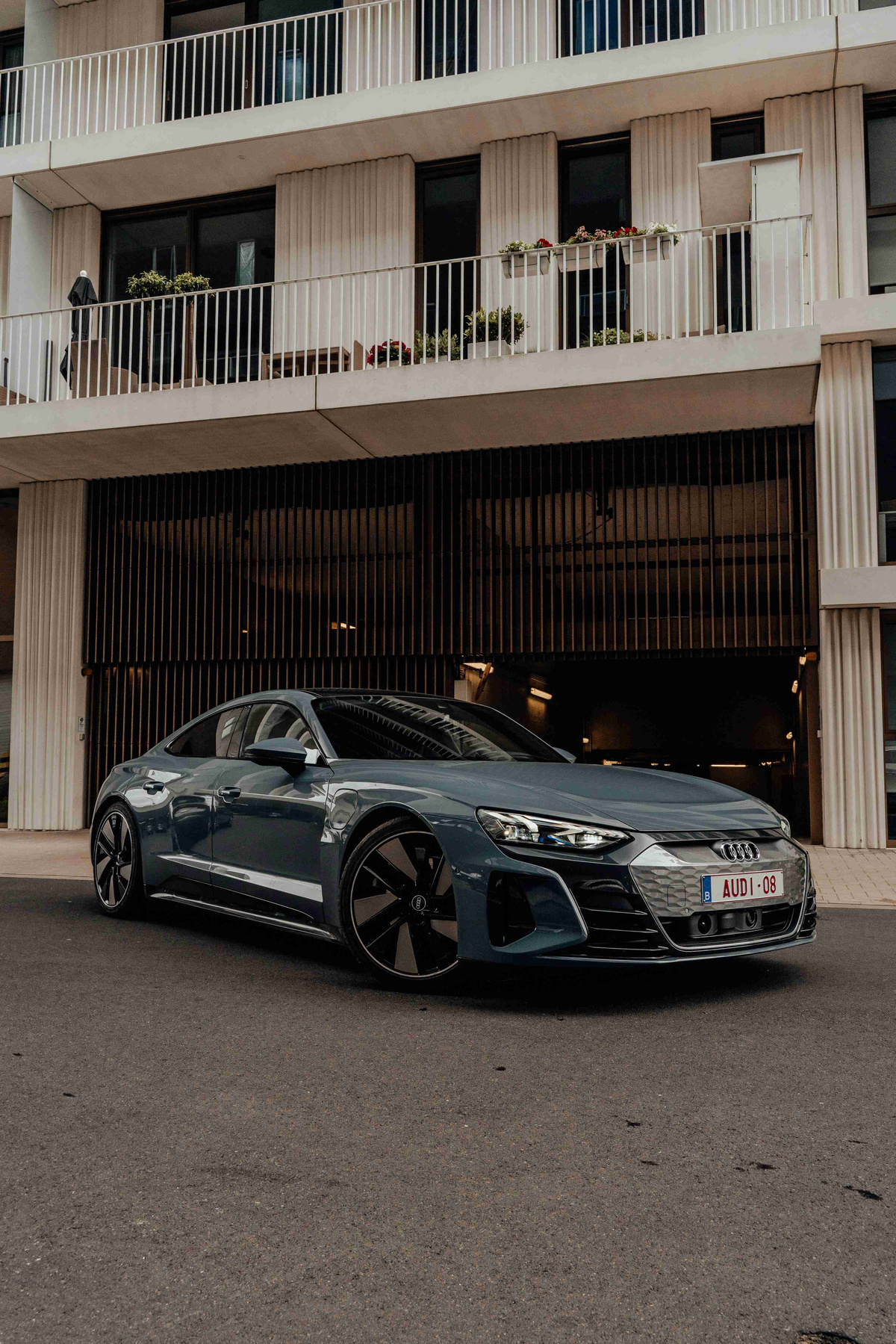 Audi_RS_e-tron_GT_Electric_Sports_Car_In_Urban_Setting