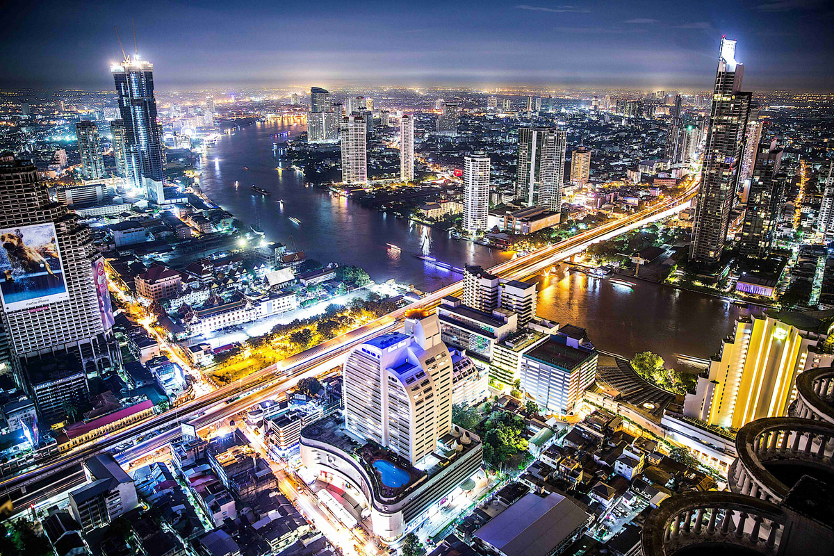 Bangkok_Night_Skyline_and_Chaophraya_River