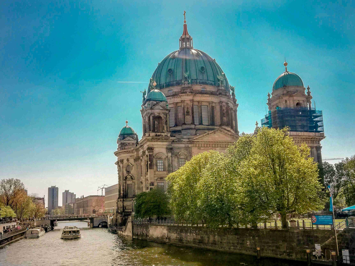 Berlin_Cathedral_with_Spree_River_in_Spring