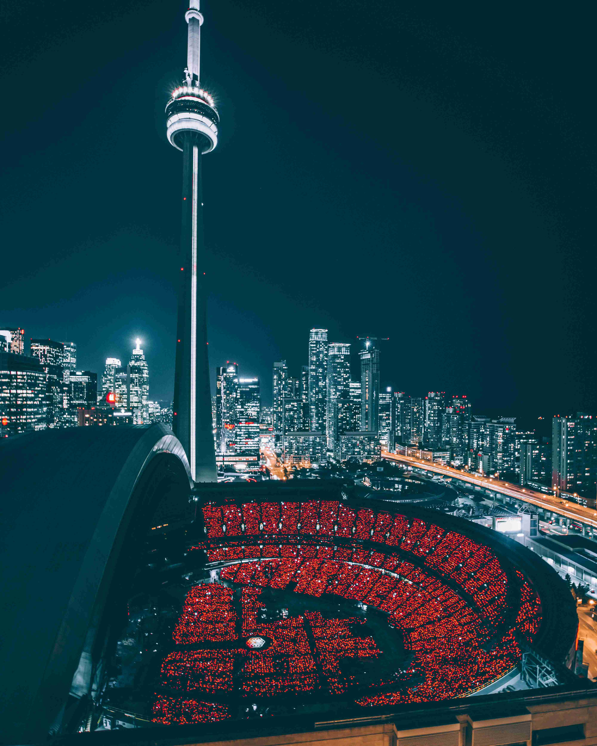 CN_Tower_and_Stadium_Night_View_Toronto_Skyline