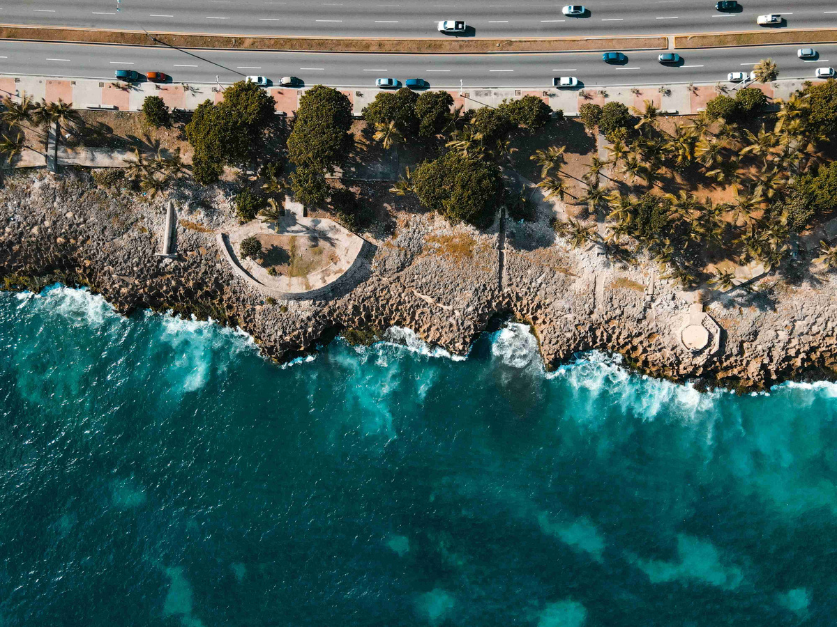 Coastal_Roadside_View_with_Turquoise_Waters