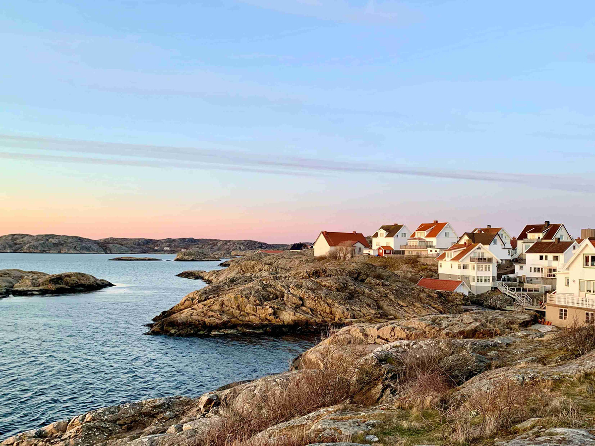 Coastal_Town_at_Sunset_with_Rocky_Shoreline