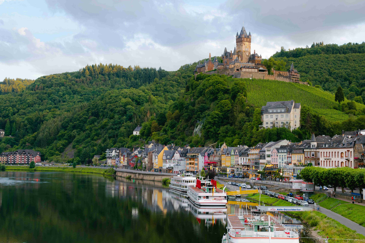 Cochem_Castle_Overlooking_Moselle_River_and_Village