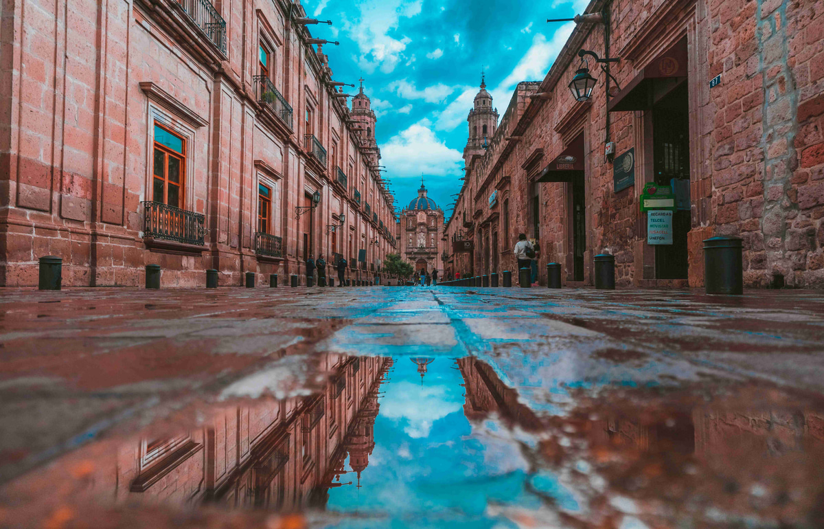 Historic_Cobblestone_Street_with_Puddle_Reflection
