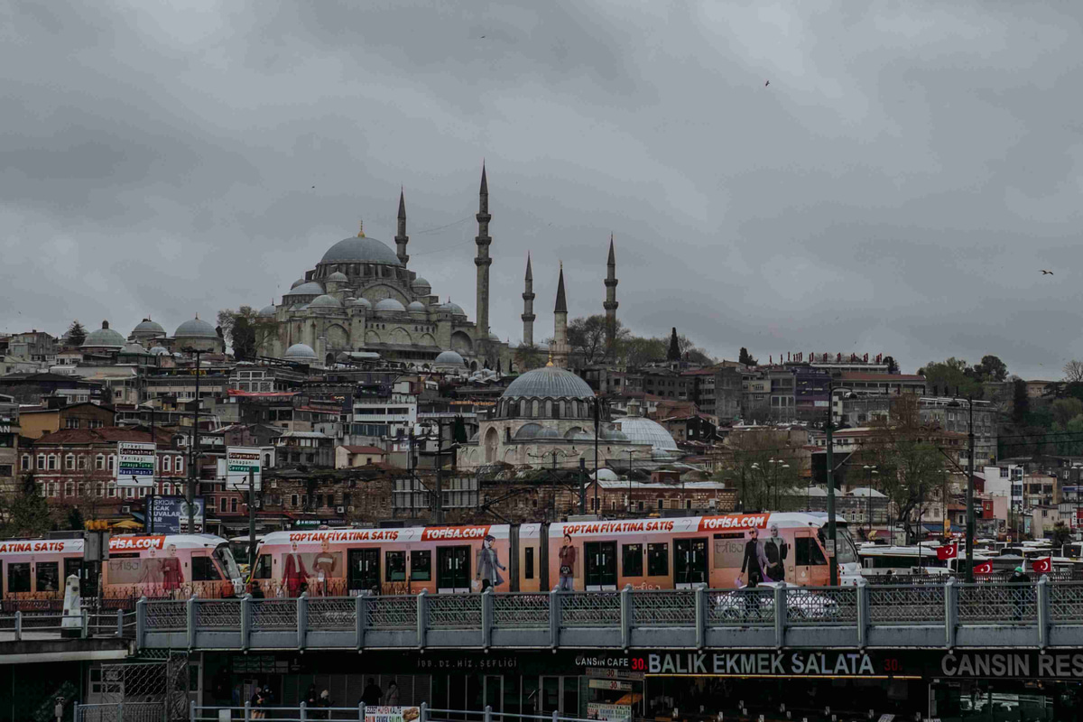 Istanbul_Cityscape_with_Mosques_and_Metro_Bridge