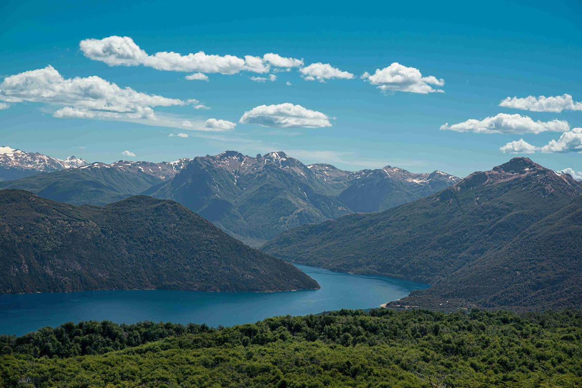 Lake_and_Mountain_Landscape_with_Blue_Skies