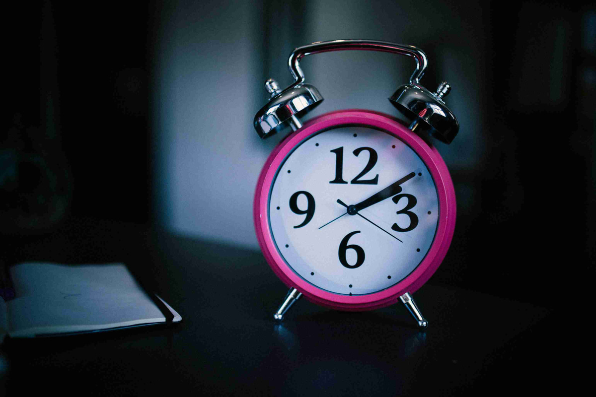 Pink_Analog_Alarm_Clock_Closeup