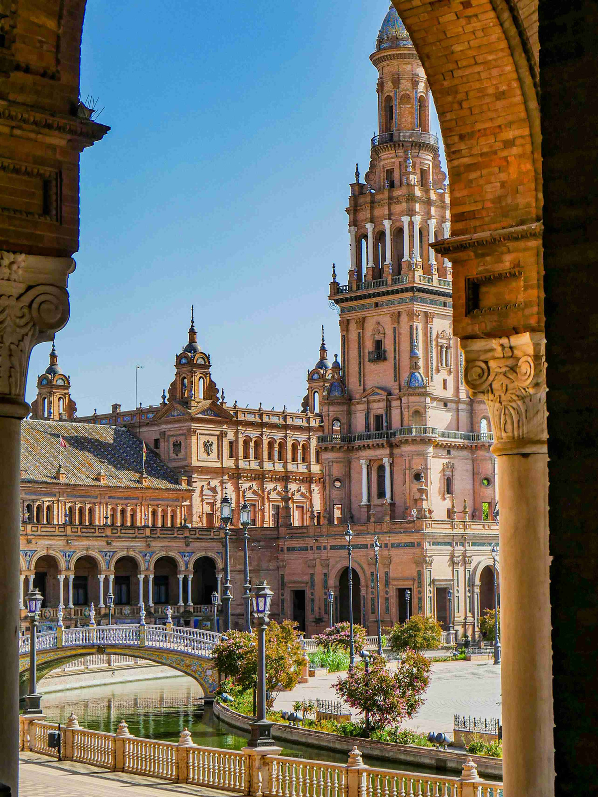 Plaza_de_Espana_Seville_View_through_Archways
