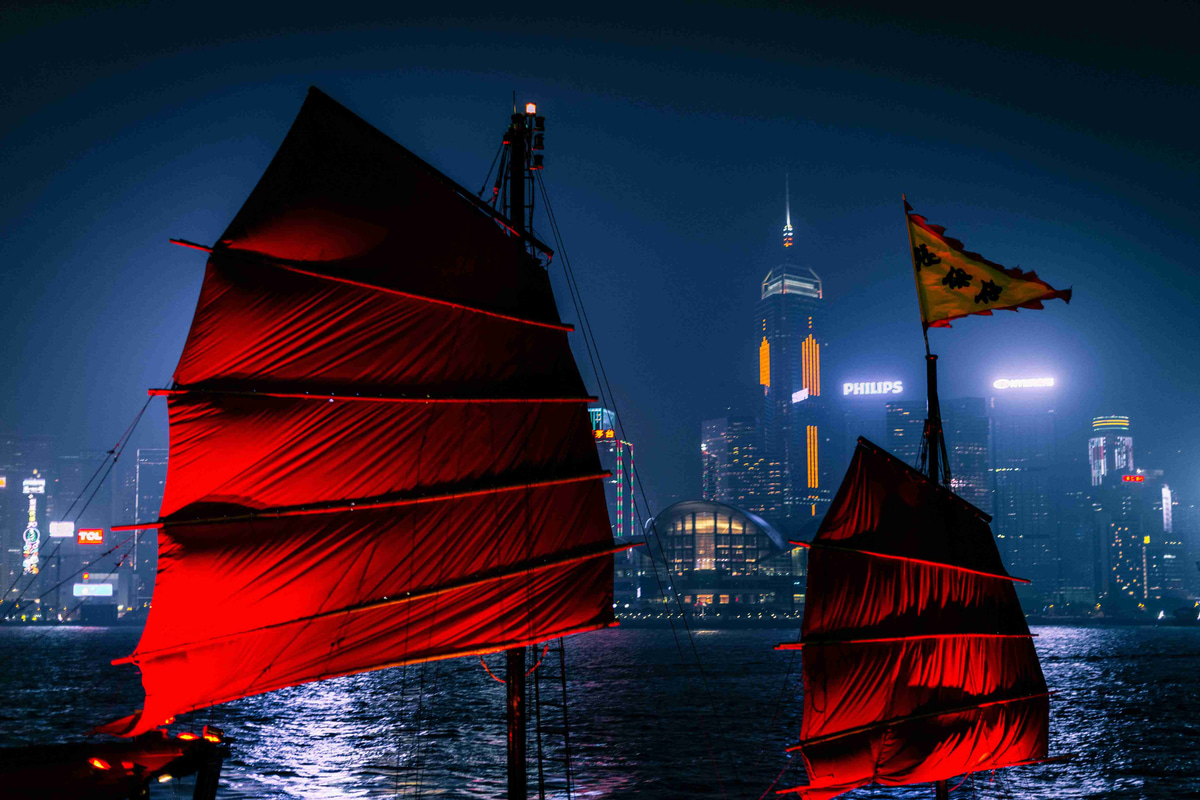 Red_Sails_Against_Hong_Kong_Skyline_at_Night