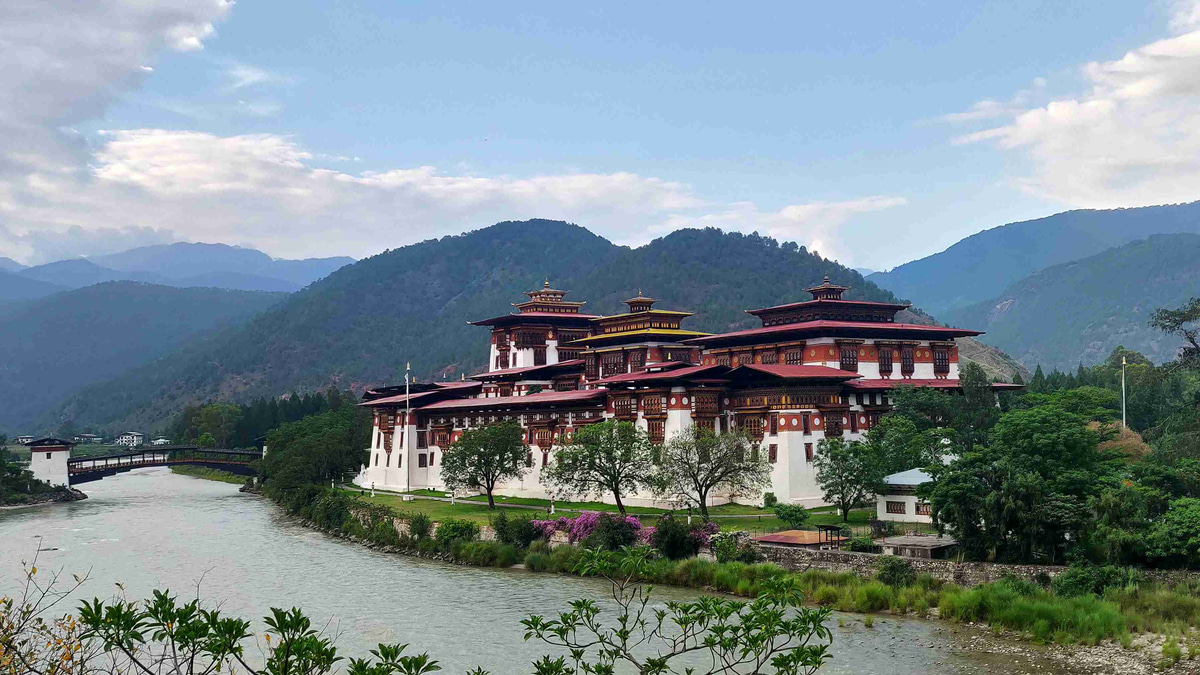 Scenic_View_of_Riverfront_Monastery_in_the_Himalayas