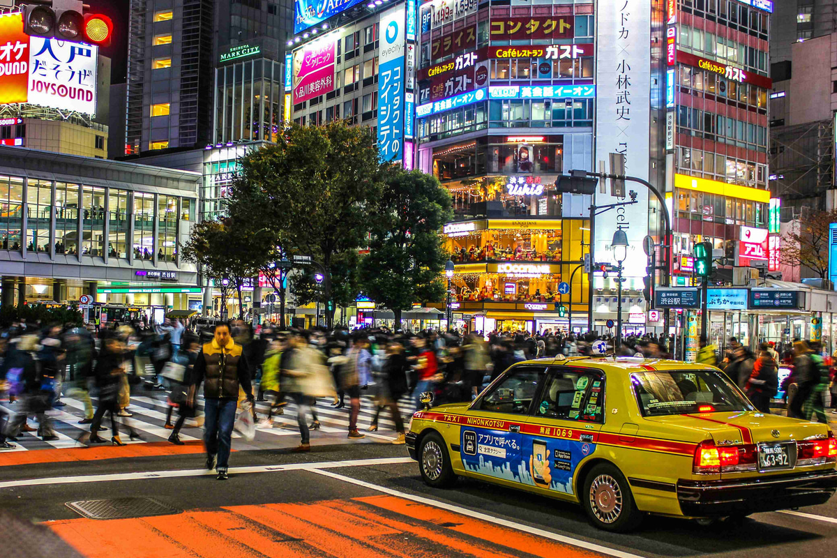 Shibuya_Crossing_with_Yellow_Taxi_and_Pedestrians_Tokyo