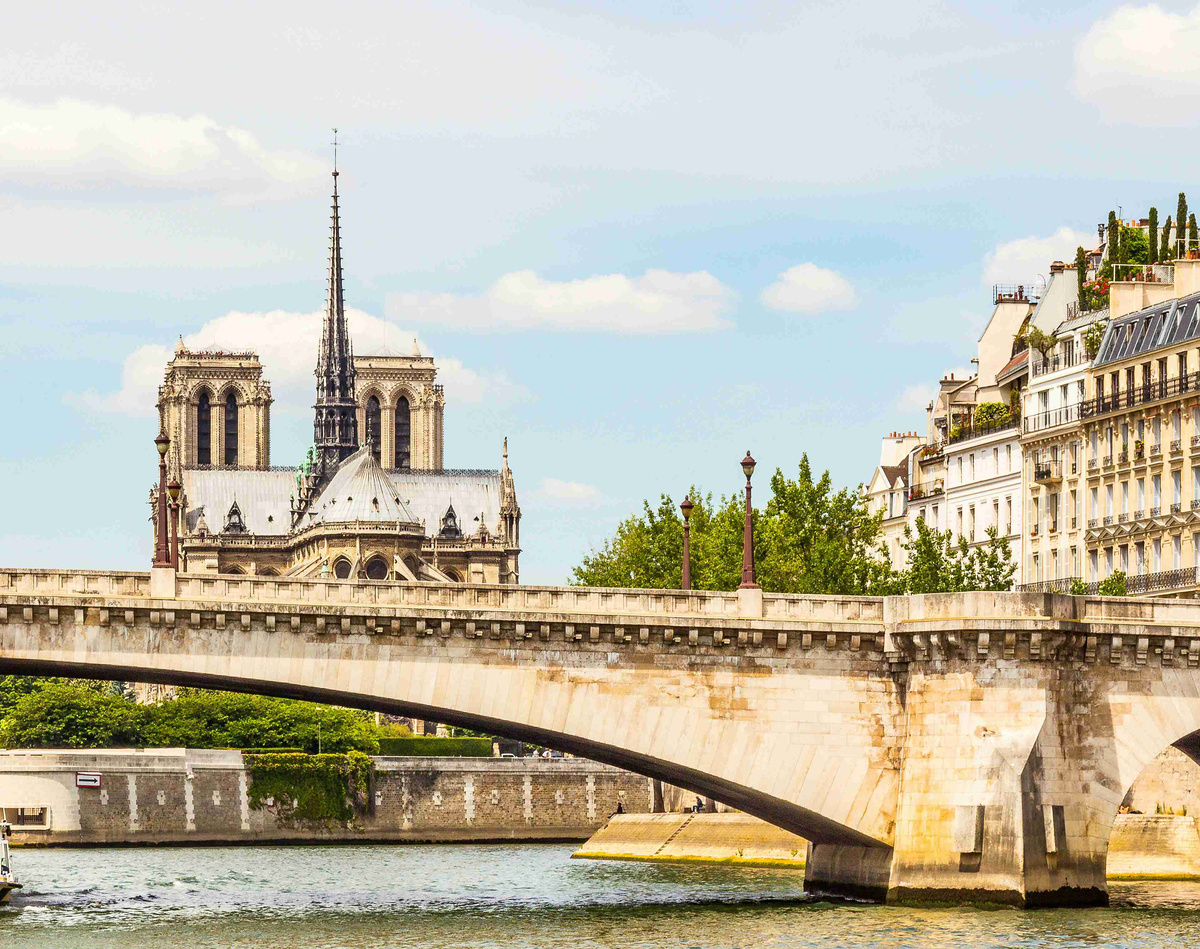 Sunny_Day_View_of_Notre-Dame_Cathedral_and_Seine_River_Paris