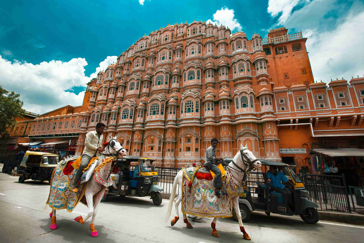 Traditional_Horses_in_Front_of_Historic_Indian_Palace