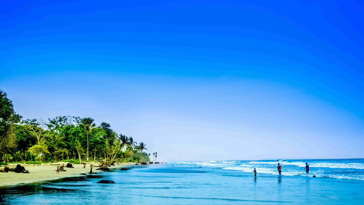 Tropical_Beach_Paradise_with_Crystal_Blue_Waters_and_Lush_Greenery