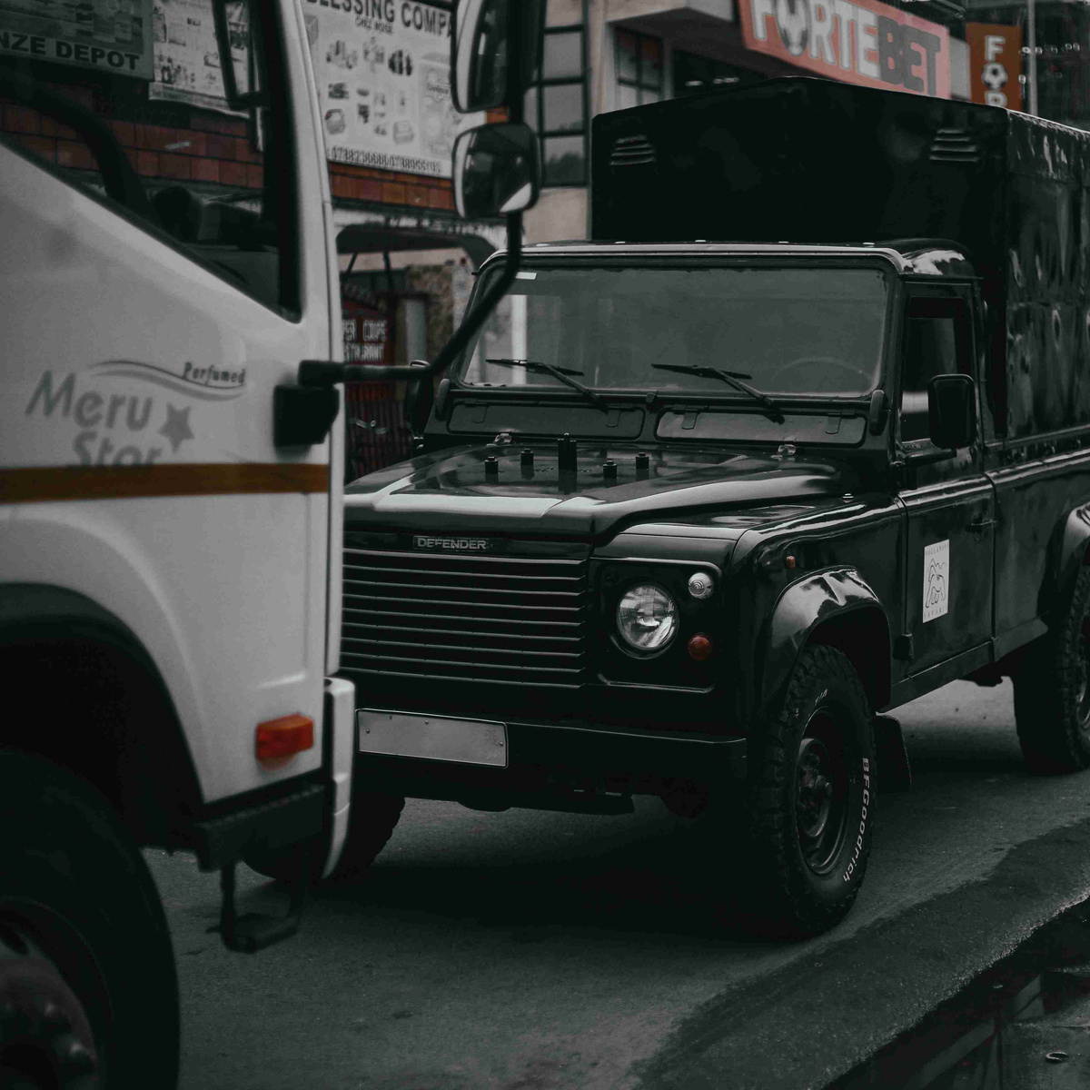 Urban_Street_Scene_with_Land_Rover_Defender