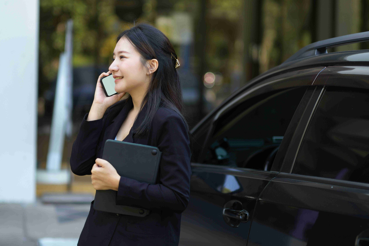 businesswoman_on_phone_next_to_car