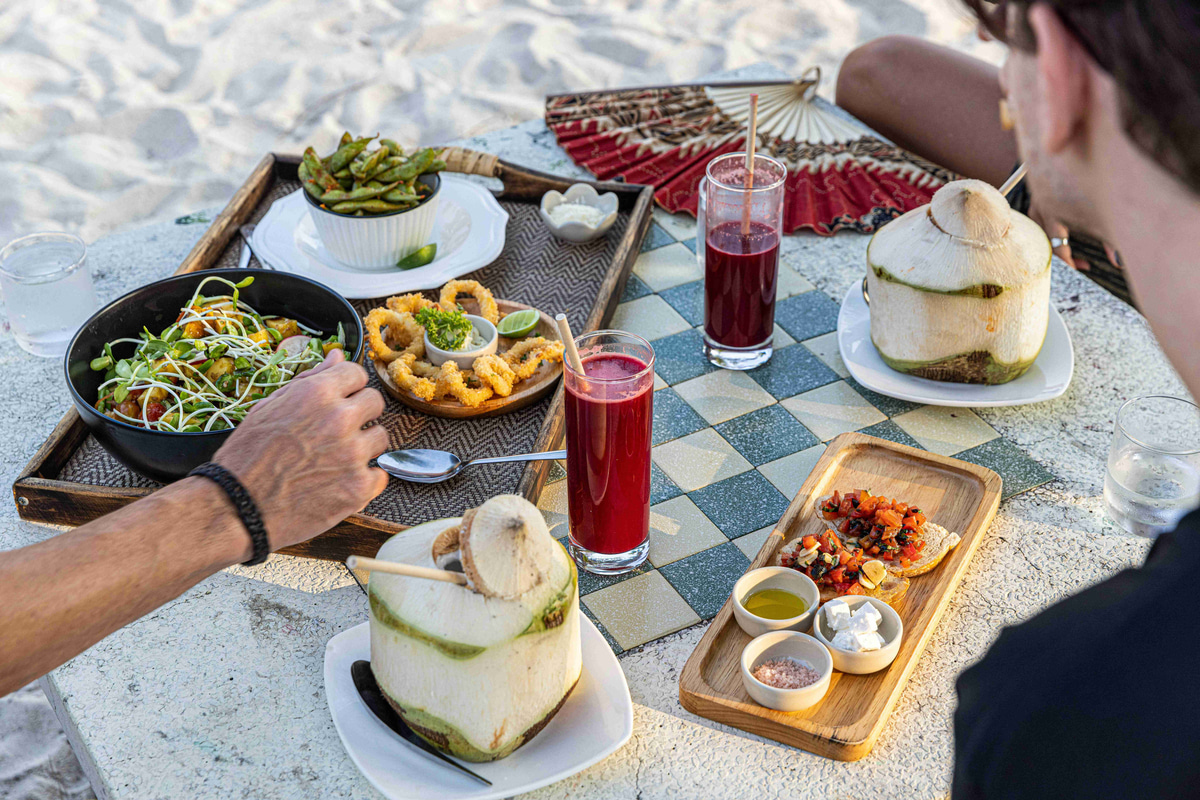Beachside_Meal_With_Friends