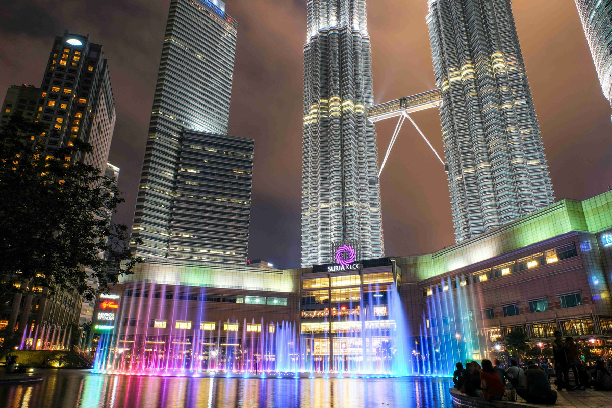 Petronas_Twin_Towers_Night_Fountain