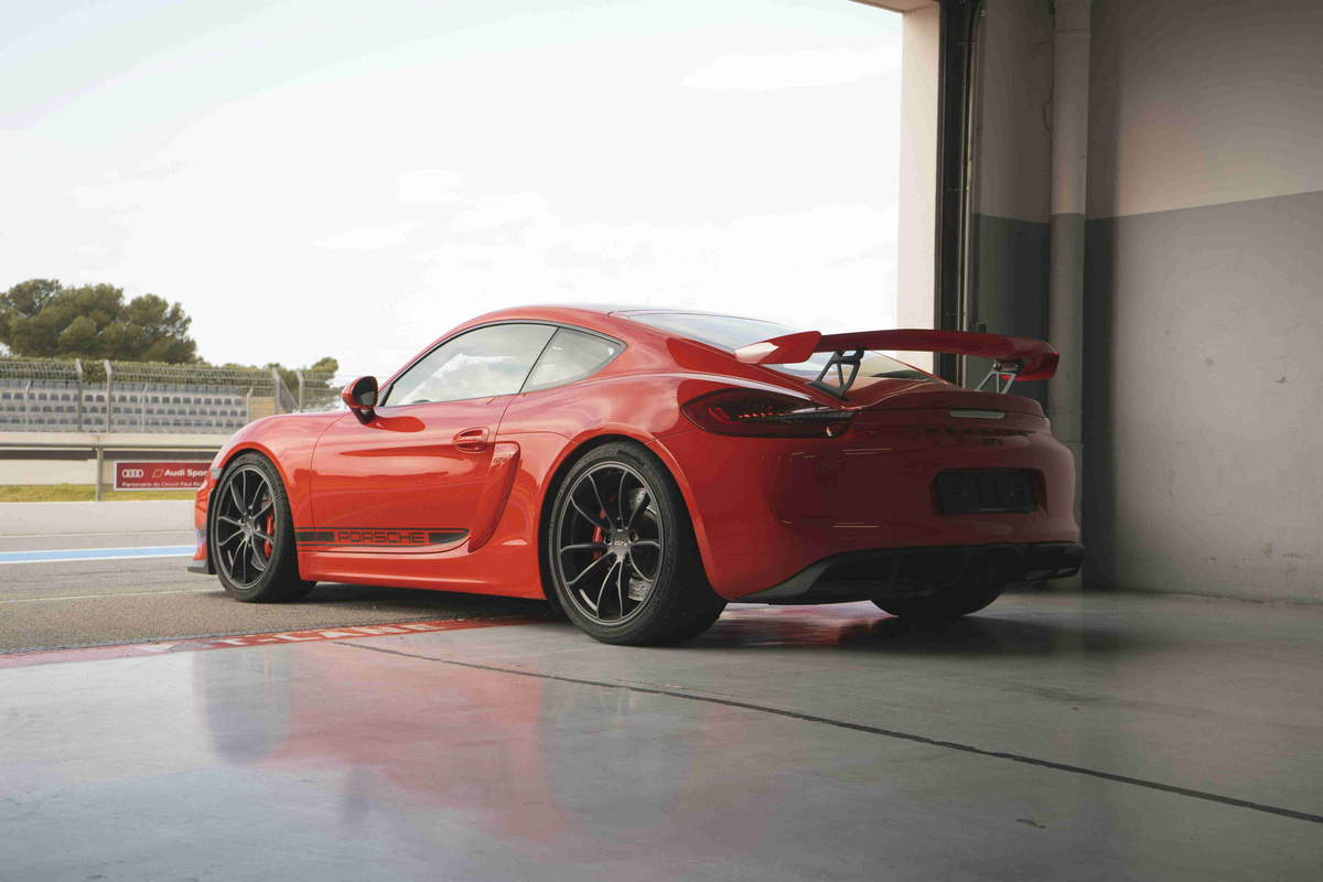 red_porsche_gt4_at_racetrack